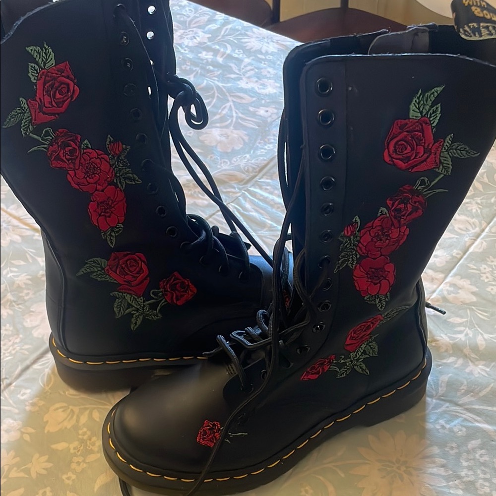 Black Floral Embroidered Women's Boots - Picture 4 of 4